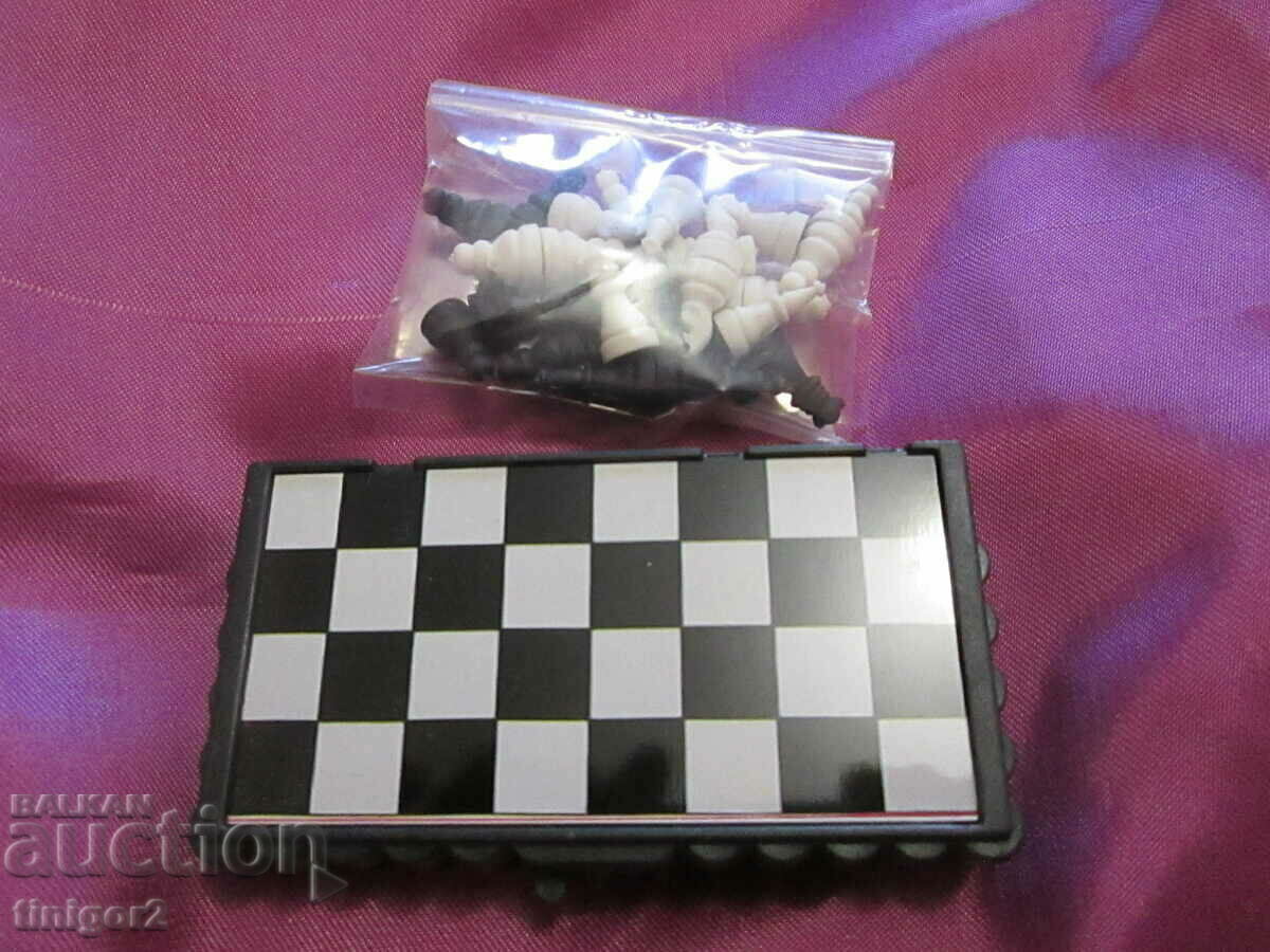 Нов миниятюрен туристически магнитен шах,9х5см. - 5 Нов миниятюрен туристически магнитен шах,9х5см. - 5