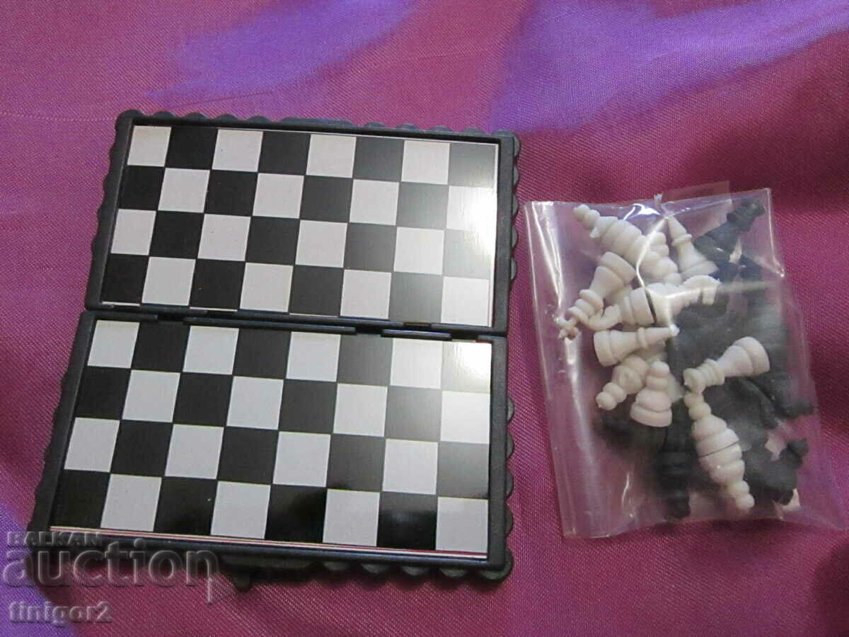 Нов миниятюрен туристически магнитен шах,9х5см.