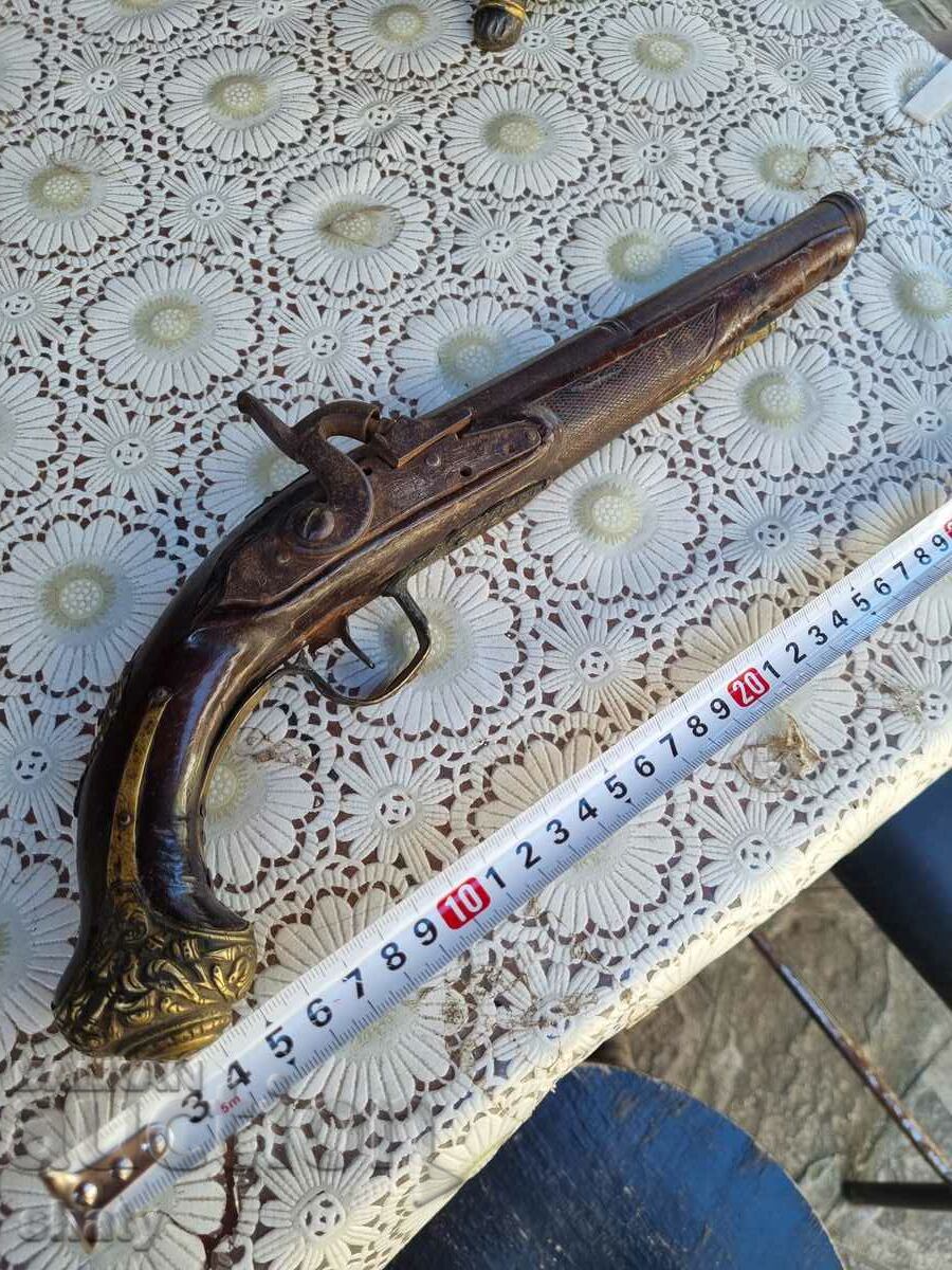 An old gun. Pishtov.