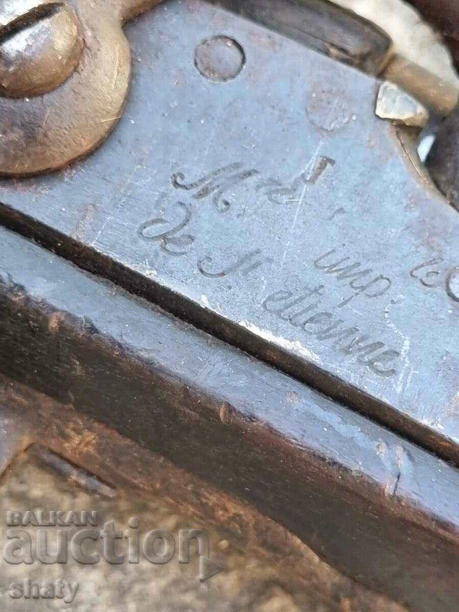 Delivery of An old rifle. A musket.