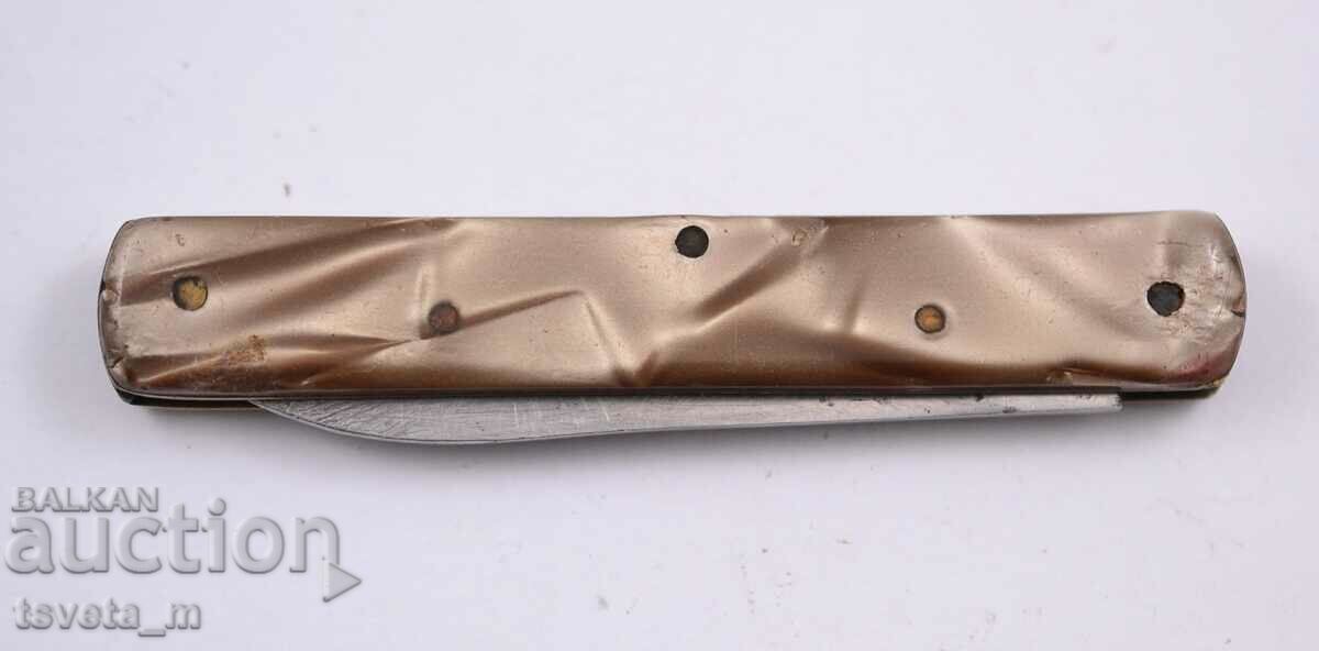 A small pocket knife