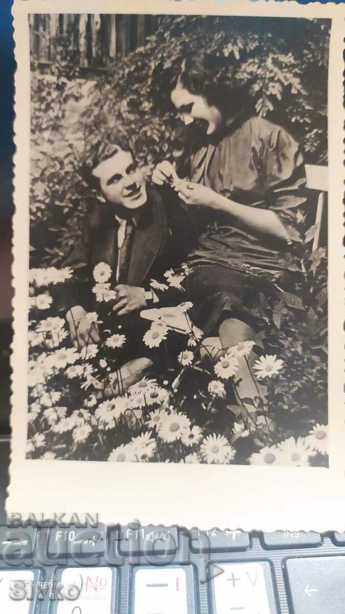 Card de tineret de epocă într-o grădină de flori