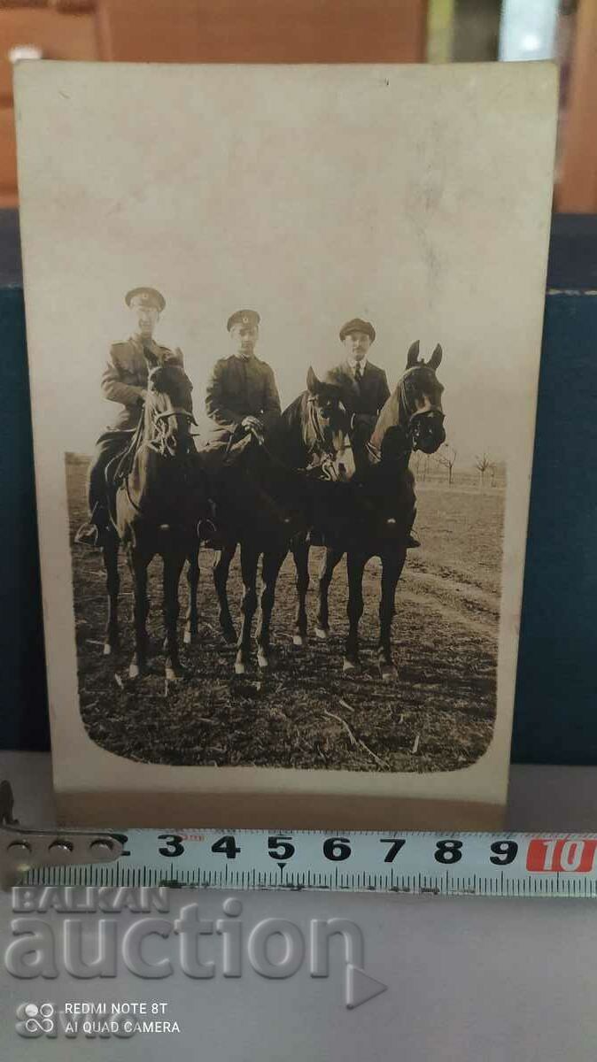 Κάρτα vintage άνδρες σε άλογα