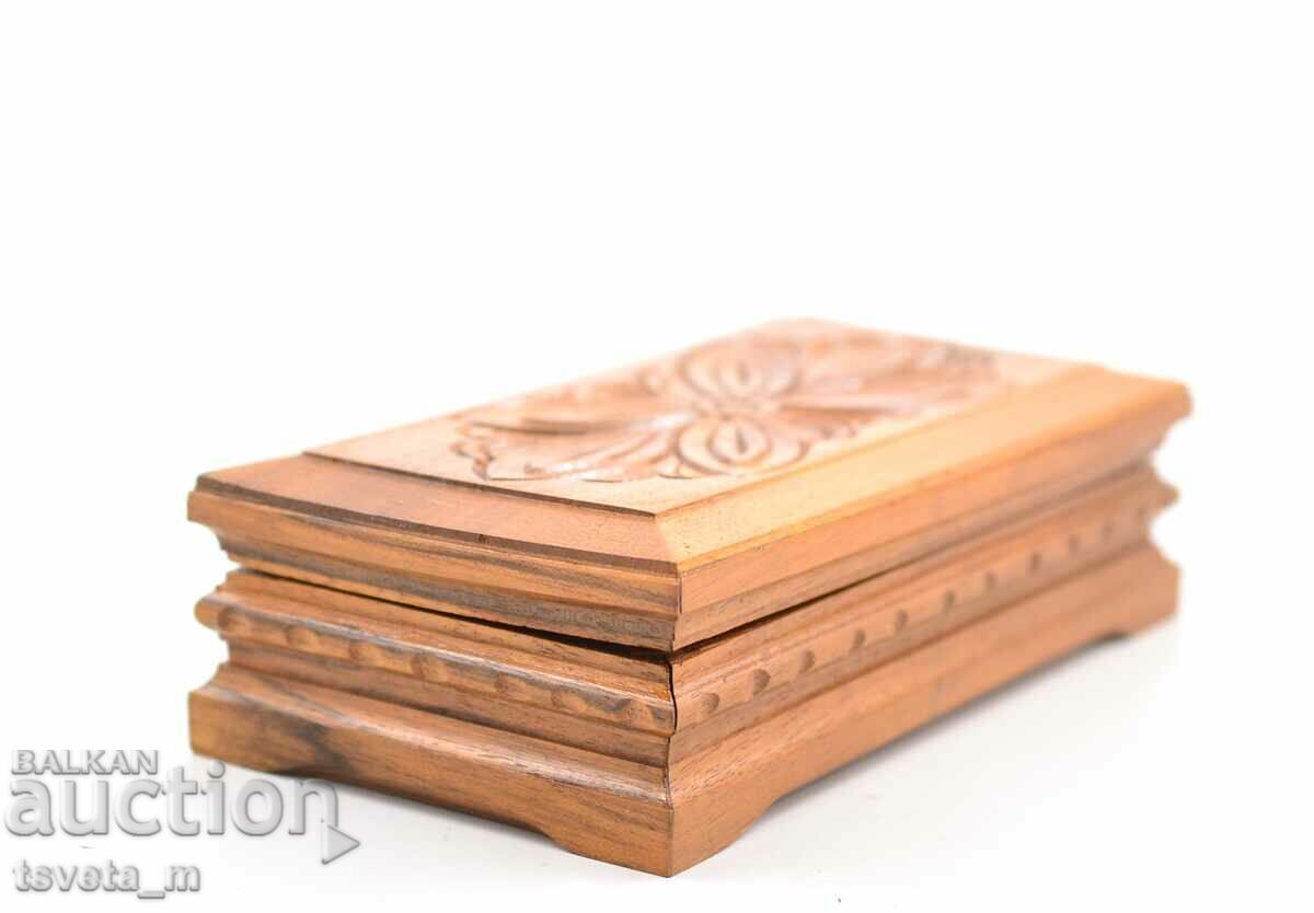 Licitație Cutie din lemn, nuc sculptat