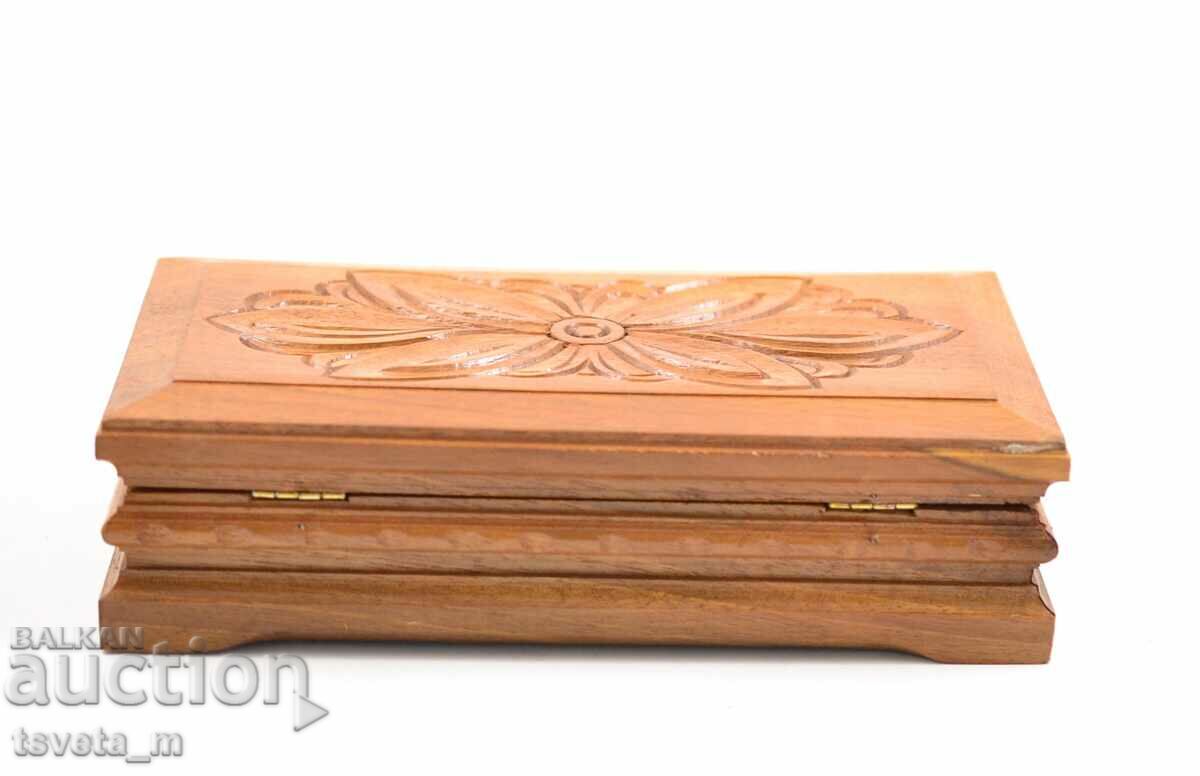 Livrarea Cutie din lemn, nuc sculptat