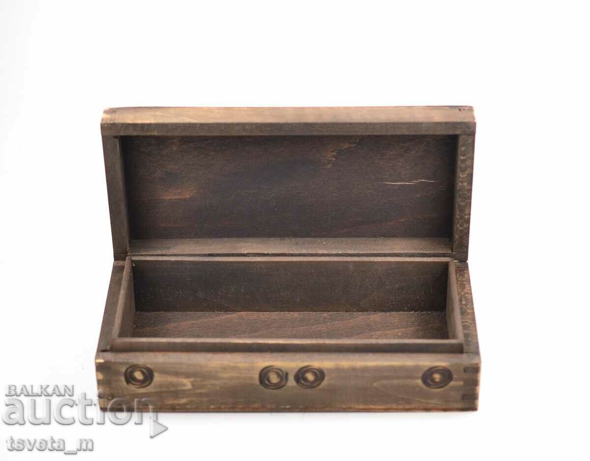 Cutie antică din lemn cu incrustație de cupru cu preț 25.00 BGN | € 12.78