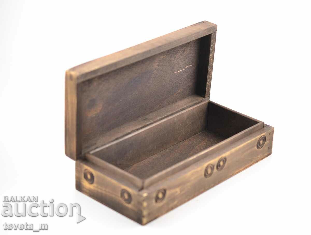 Livrarea Cutie antică din lemn cu incrustație de cupru