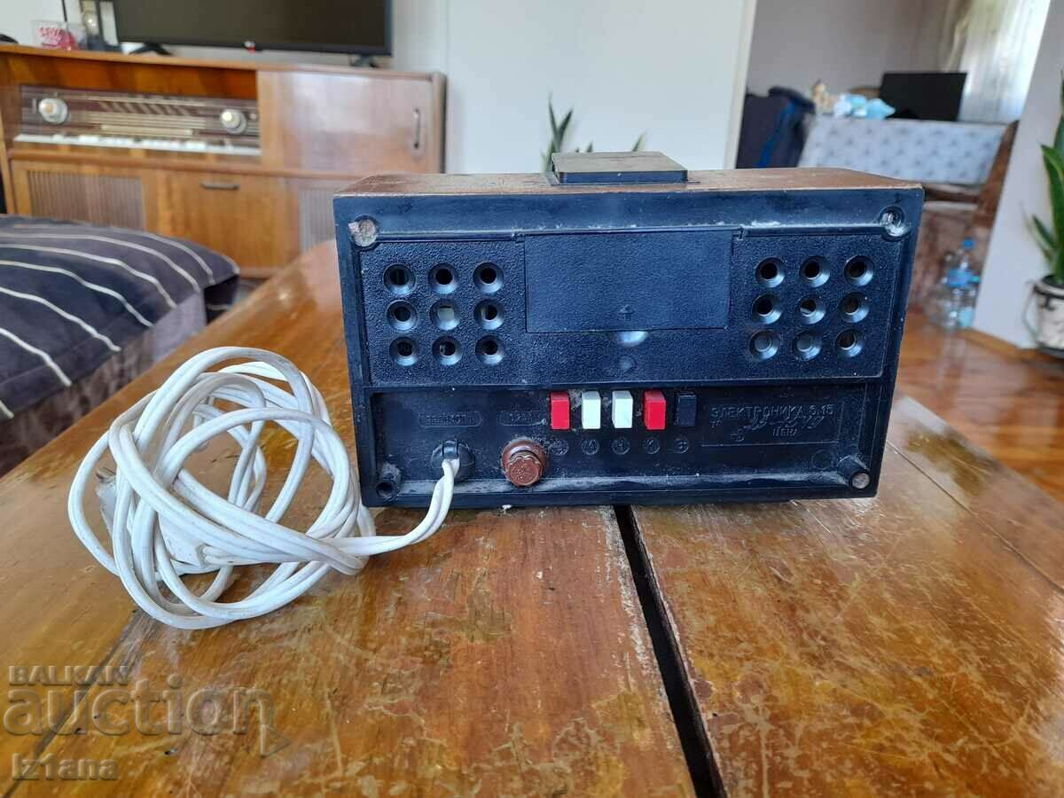 Auction Old Electronics 6 desk clock Auction Old Electronics 6 desk clock