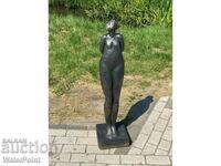 Скулптура Жена Гледаща на Дясно, Каменна
