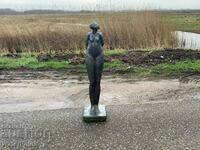 Скулптура Жена Гледаща на Ляво, Каменна