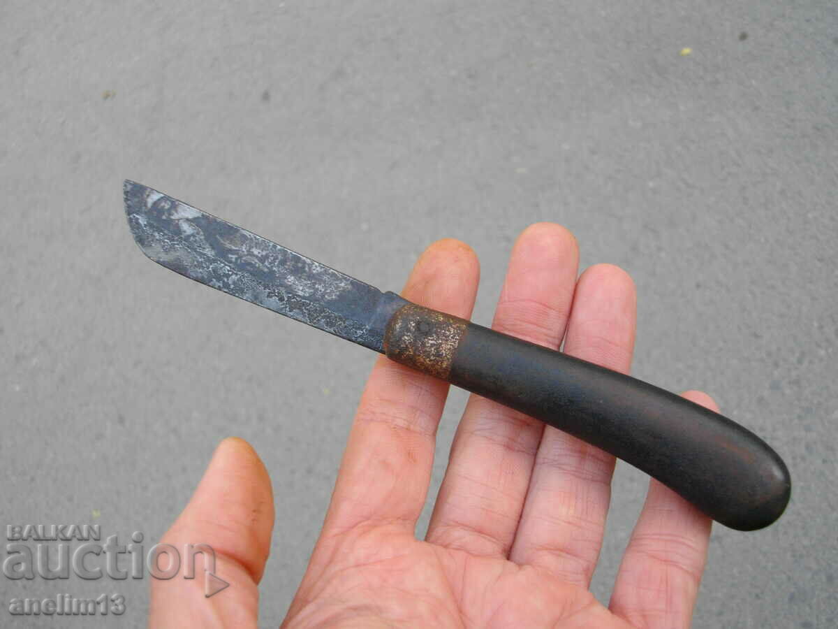 Delivery of AN OLD POCKET KNIFE