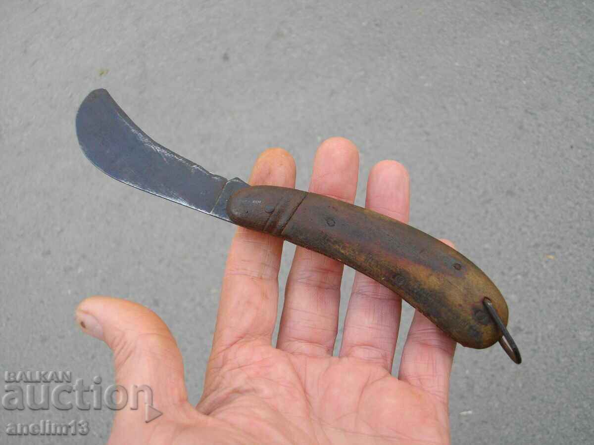 Delivery of AN OLD POCKET KNIFE