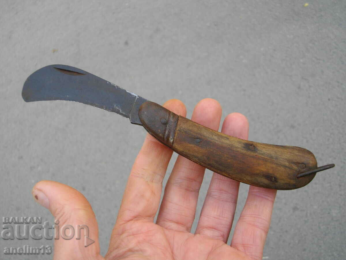 AN OLD POCKET KNIFE AN OLD POCKET KNIFE