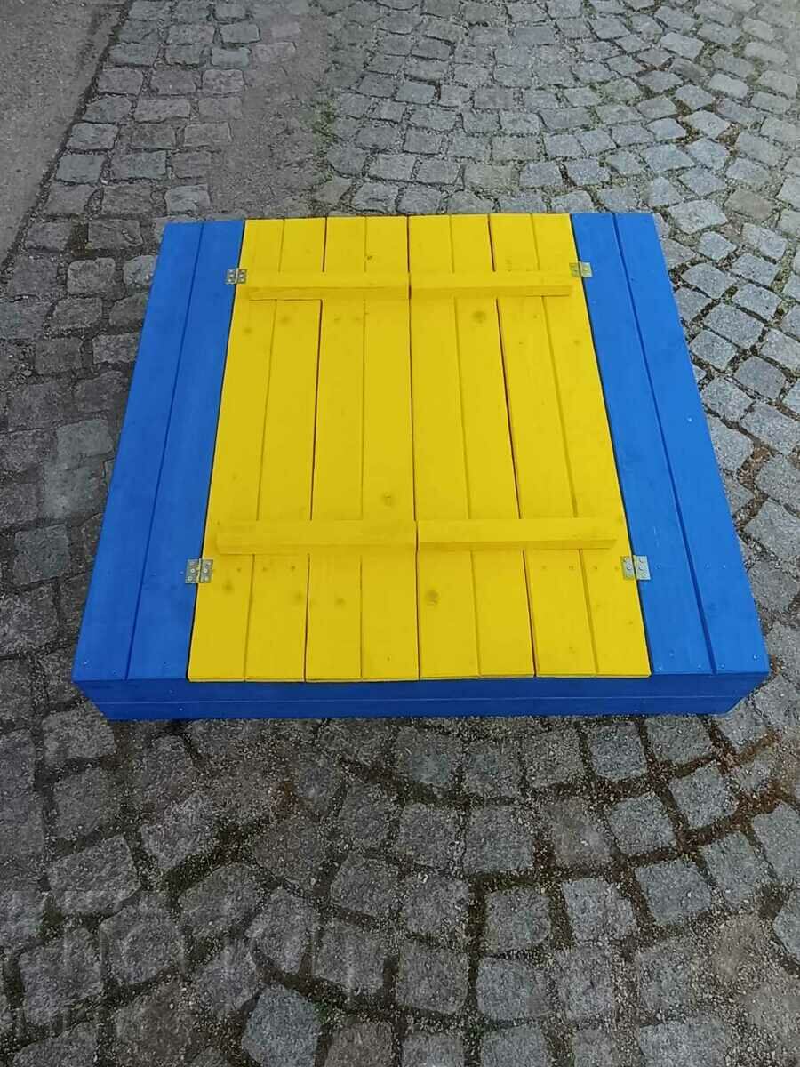 Auction  Children's sandbox with folding benches and sandbox roof
