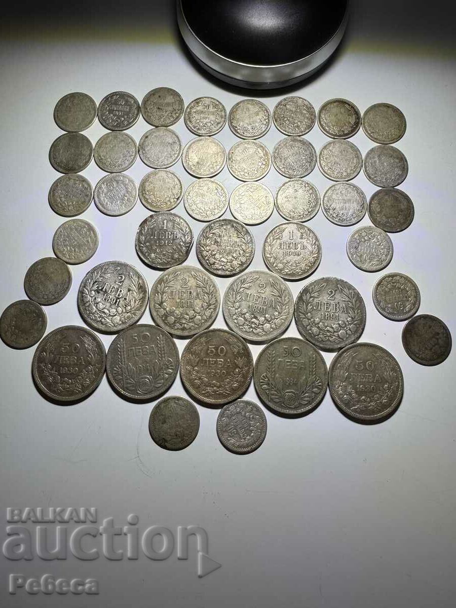 O mulțime de monede de argint.
