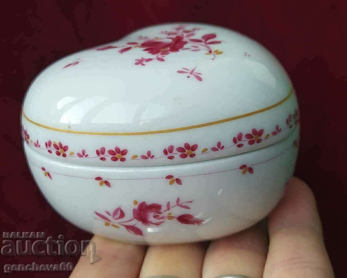 Cutie/portelan in forma de inima, marcaj cu preț € 8.00 | 15.65 BGN