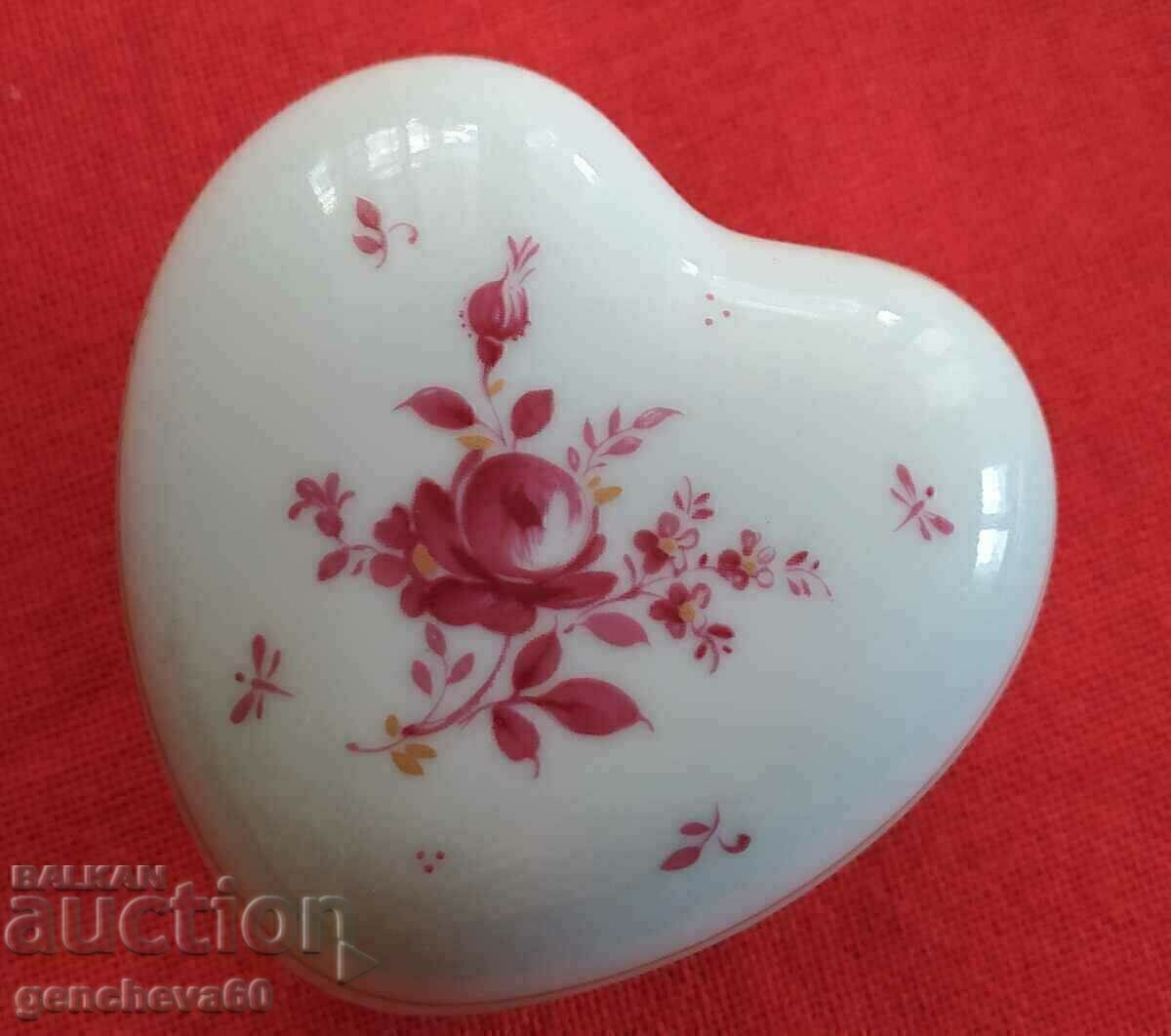 Licitație Cutie/portelan in forma de inima, marcaj