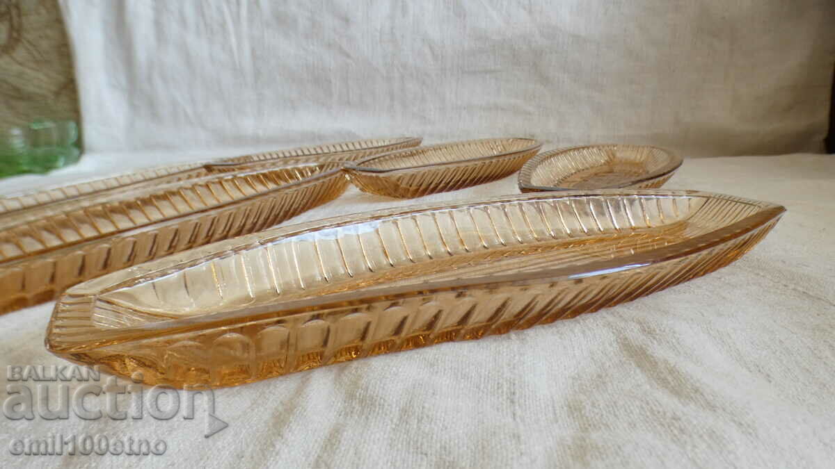 Licitație Set de 6 farfurii de salata in forma de sticla colorata Barca URSS Licitație Set de 6 farfurii de salata in forma de sticla colorata Barca URSS