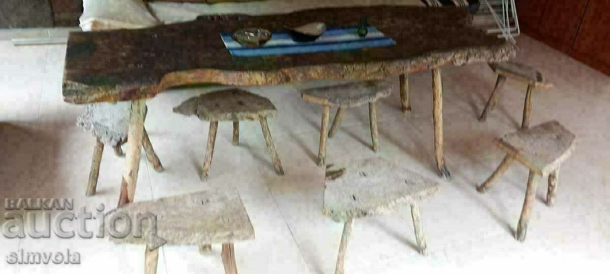 Τραπέζι από ξύλο βελανιδιάς και 7 δρύινες καρέκλες.
