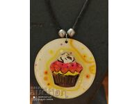 Κολιέ cupcake ζωγραφισμένο στο χέρι