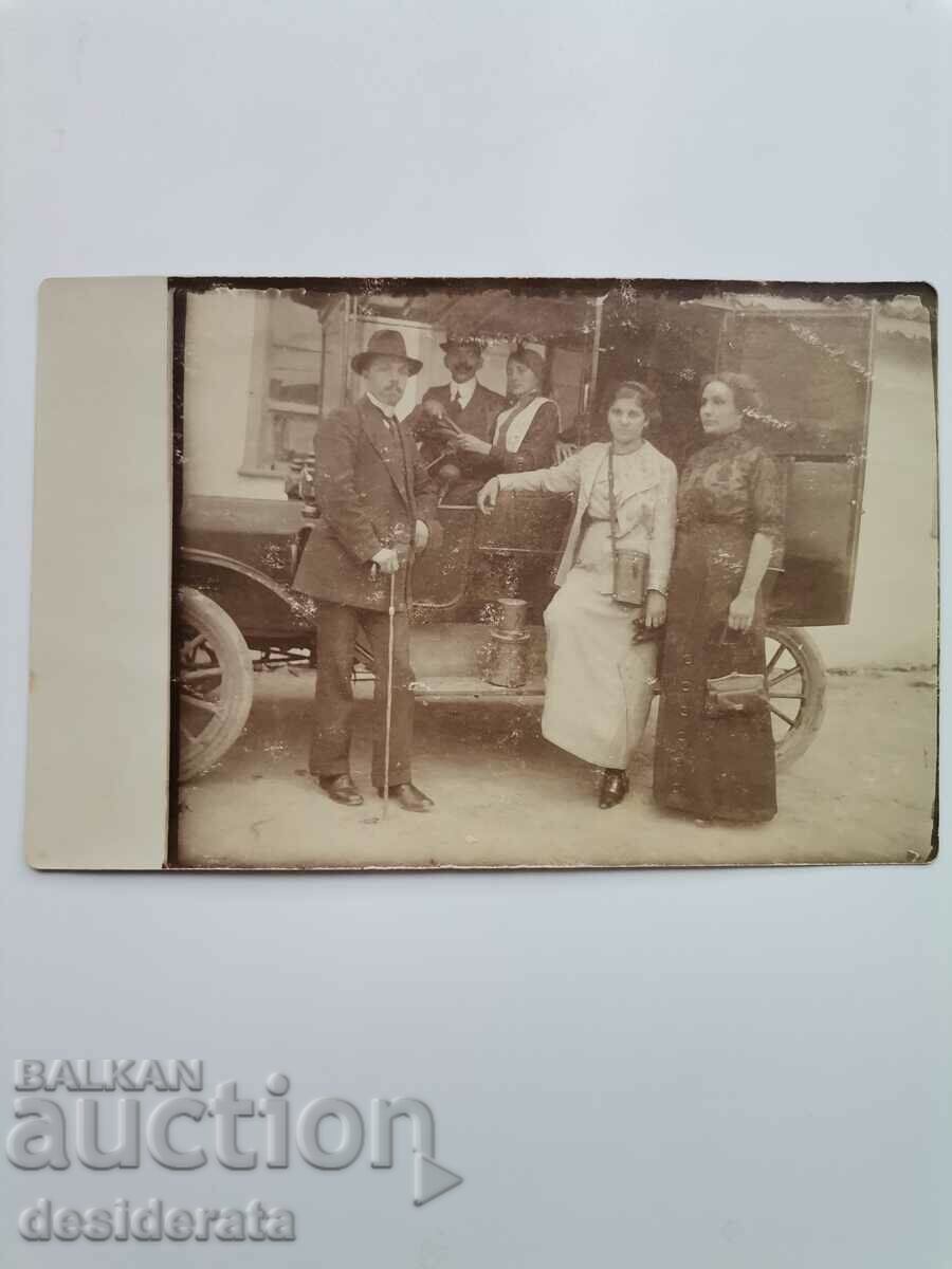 Old photograph of the Kaidamovi family from the town of Karlovo