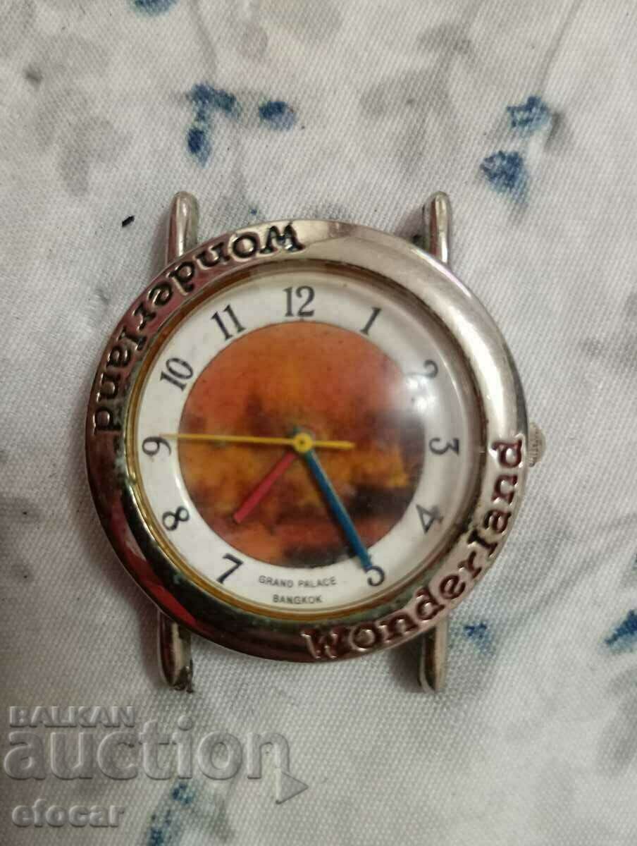 Ρολόι χειρός της χώρας των θαυμάτων Ρολόι χειρός της χώρας των θαυμάτων