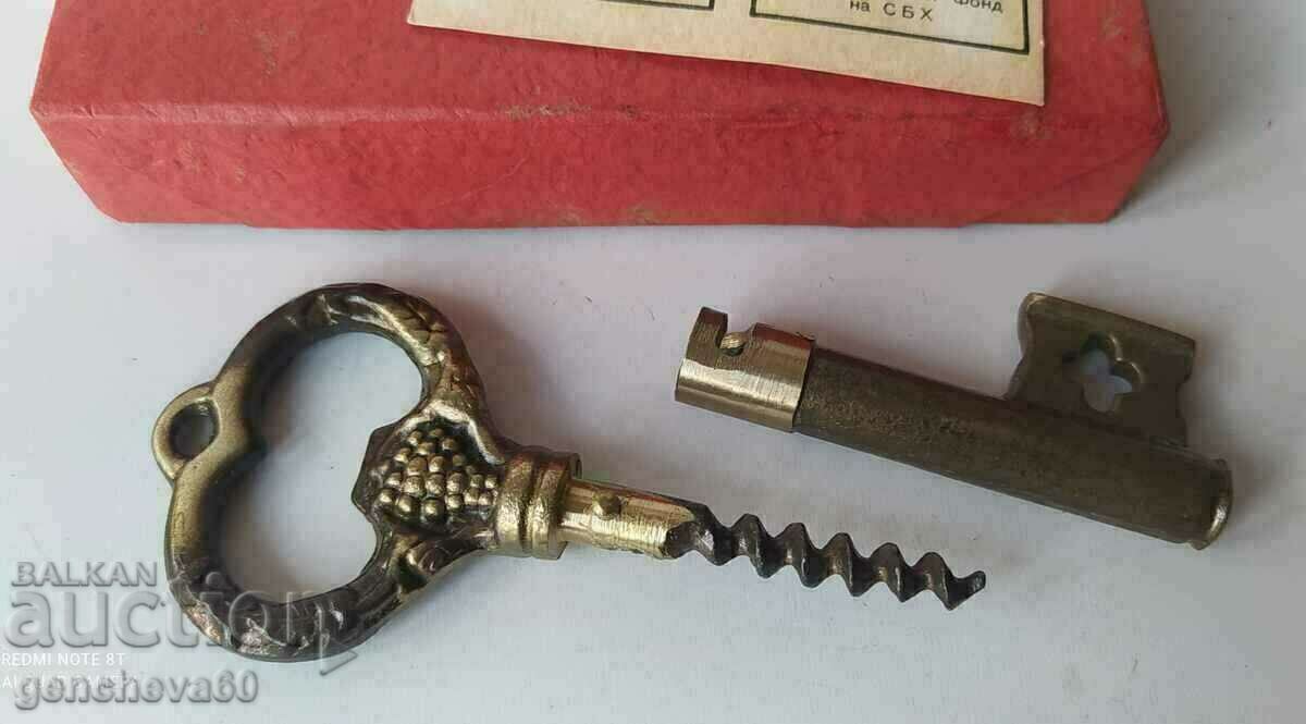 Corkscrew key SBH in collection box - 6