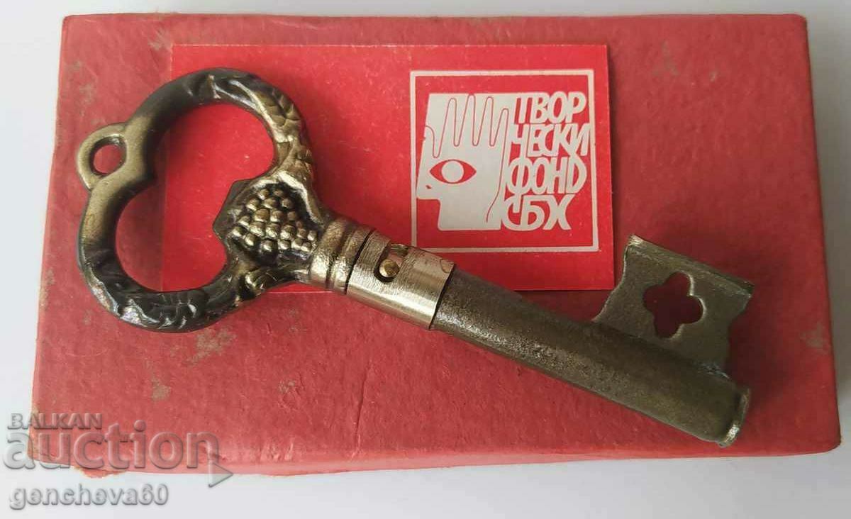Corkscrew key SBH in collection box