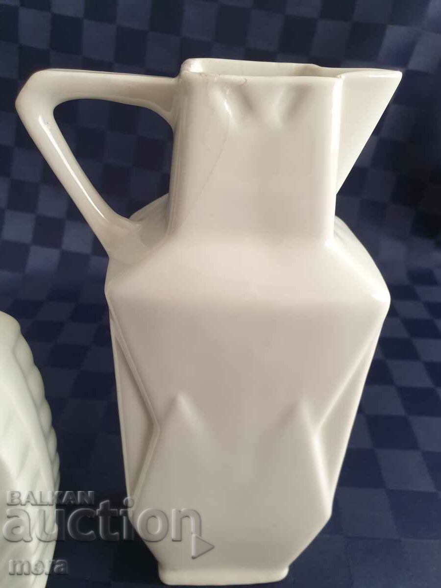 Vase de porțelan ale unui producător bulgar cu preț 12.00 BGN | € 6.14