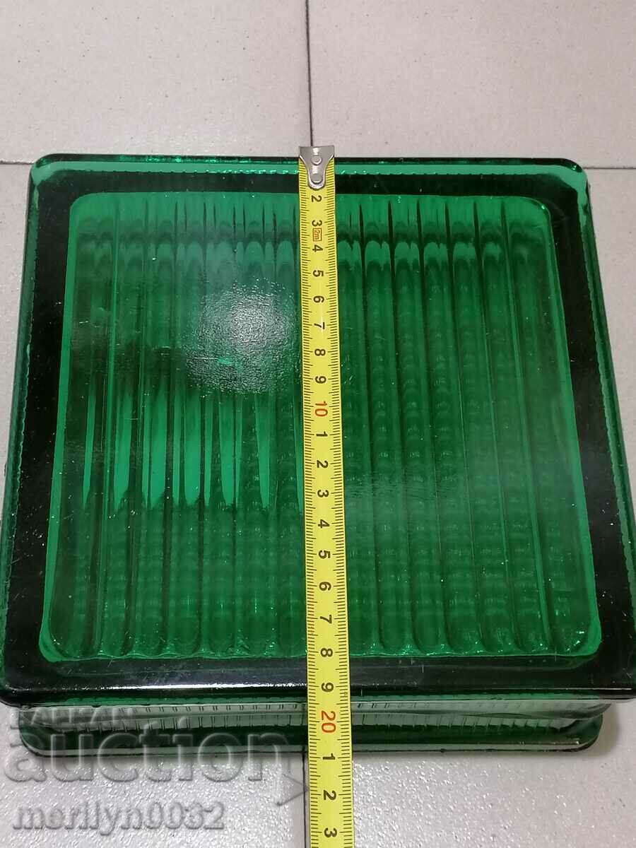 Livrarea Pușculiță din cărămidă de sticlă de la fabrica de perioadă socială din Elena