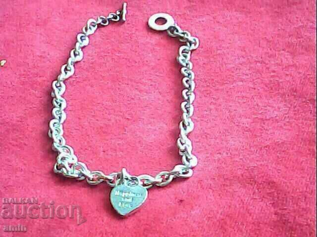 Delivery of a beautiful necklace set is a bracelet Delivery of a beautiful necklace set is a bracelet