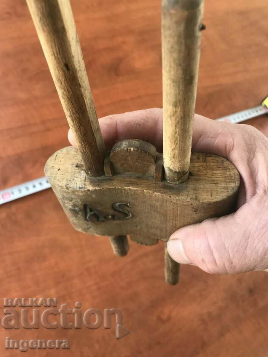 Delivery of OLD CARPENTRY CALIPERS RETRO WOOD Delivery of OLD CARPENTRY CALIPERS RETRO WOOD