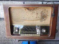 Παλιός σωλήνας ραδιοφώνου "Olympia 571W" λειτουργεί