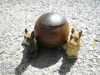 СТАРА МЕТАЛНА КУТИЙКА С КУЧЕНЦА МАСТИЛНИЦА ПЕПЕЛНИК