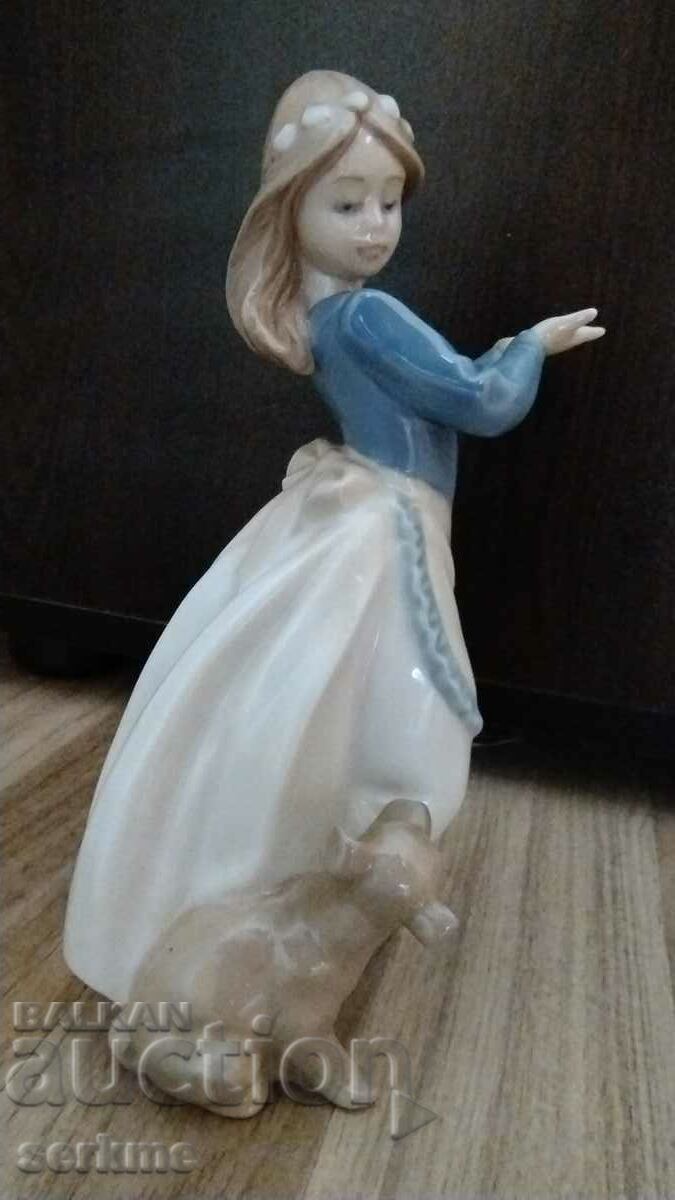 Porcelain figure with markings with price 50.00 BGN | € 25.56 Porcelain figure with markings with price 50.00 BGN | € 25.56