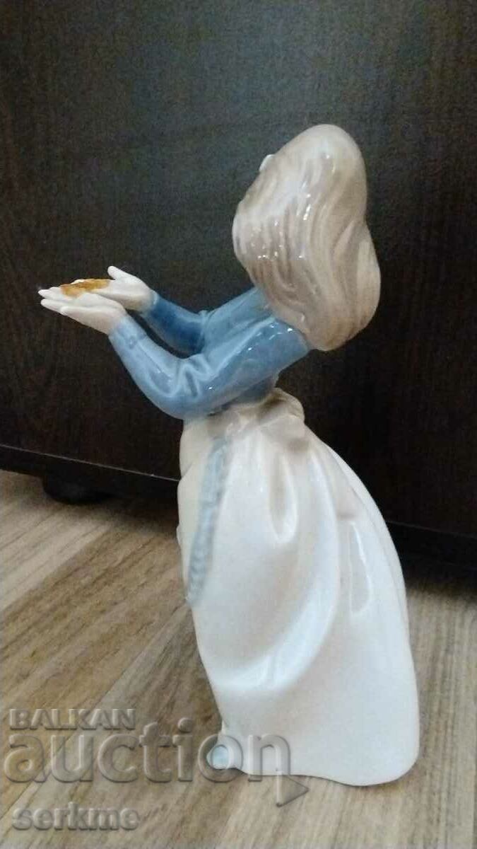 Delivery of Porcelain figure with markings Delivery of Porcelain figure with markings