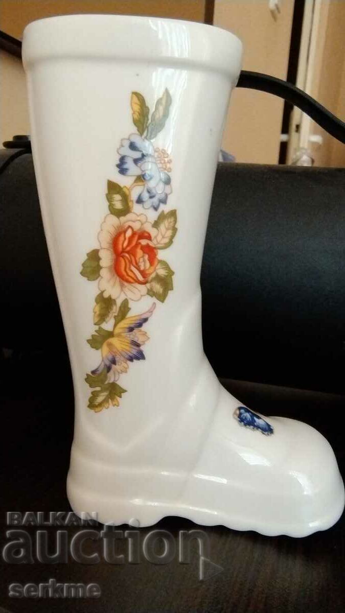 Auction Porcelain figure with markings Auction Porcelain figure with markings