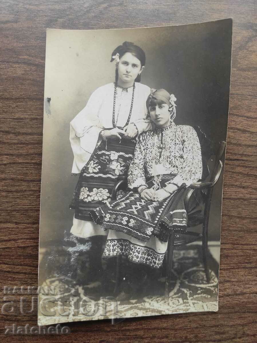 Παλαιά φωτογραφία Βασίλειο της Βουλγαρίας - δύο γυναίκες με λαϊκές φορεσιές