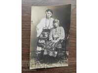 Παλαιά φωτογραφία Βασίλειο της Βουλγαρίας - δύο γυναίκες με λαϊκές φορεσιές