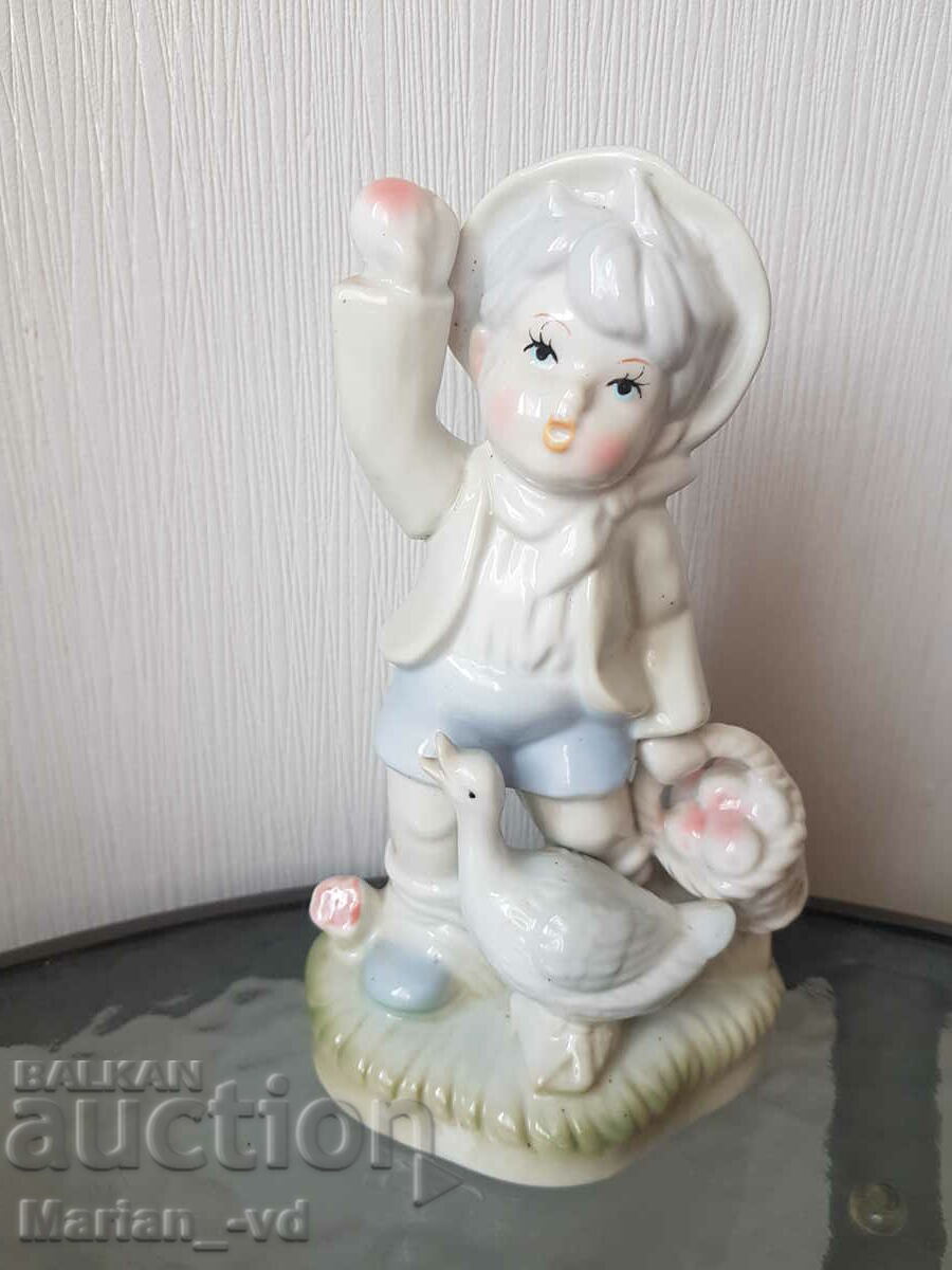 Figurină de porțelan cu un băiat