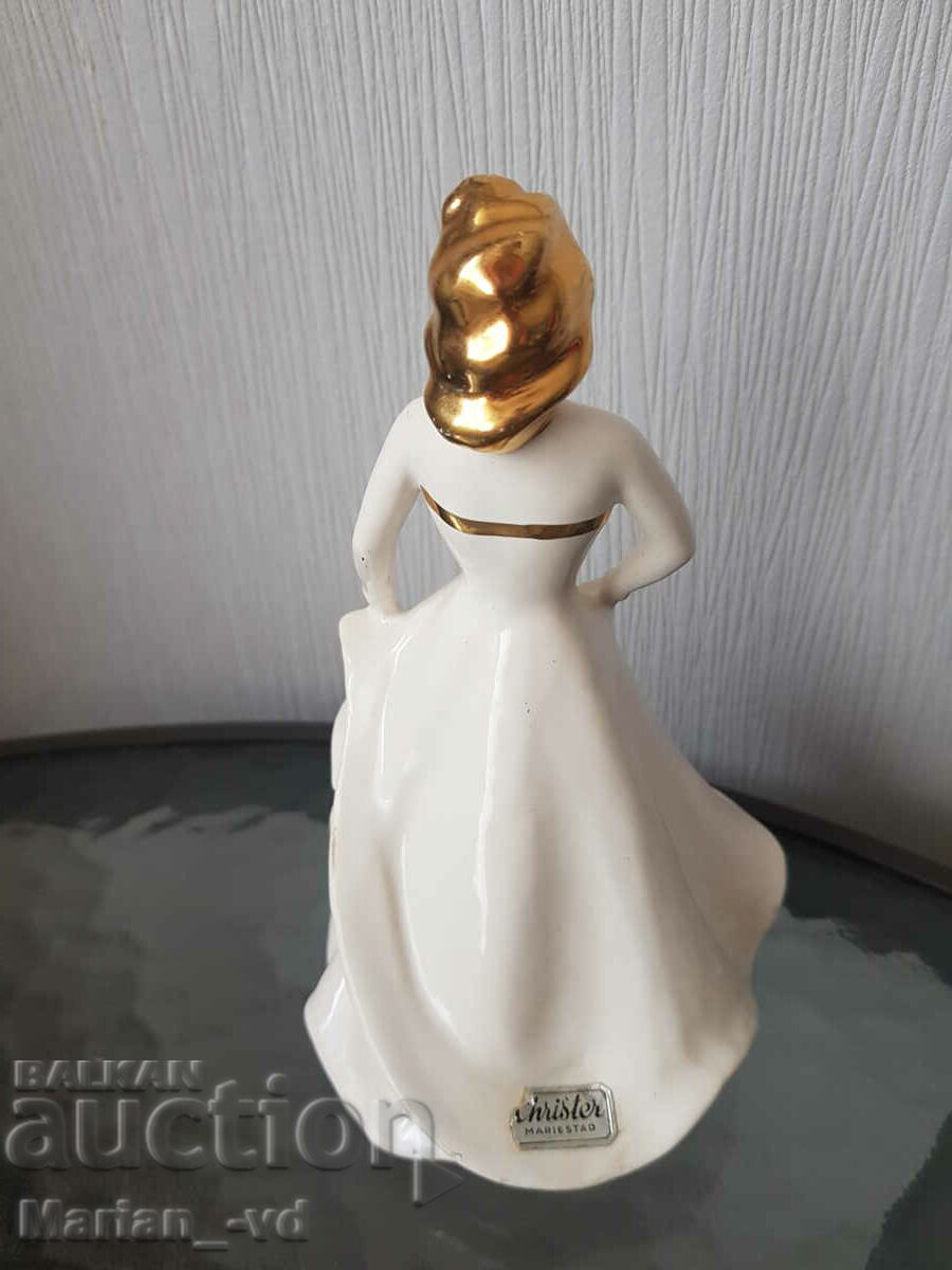 Доставка на Порцеланова фигура на жена Доставка на Порцеланова фигура на жена