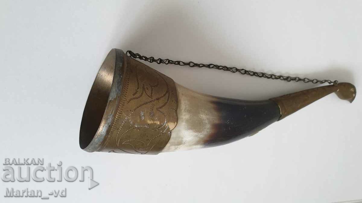 Wall horn with metal fittings