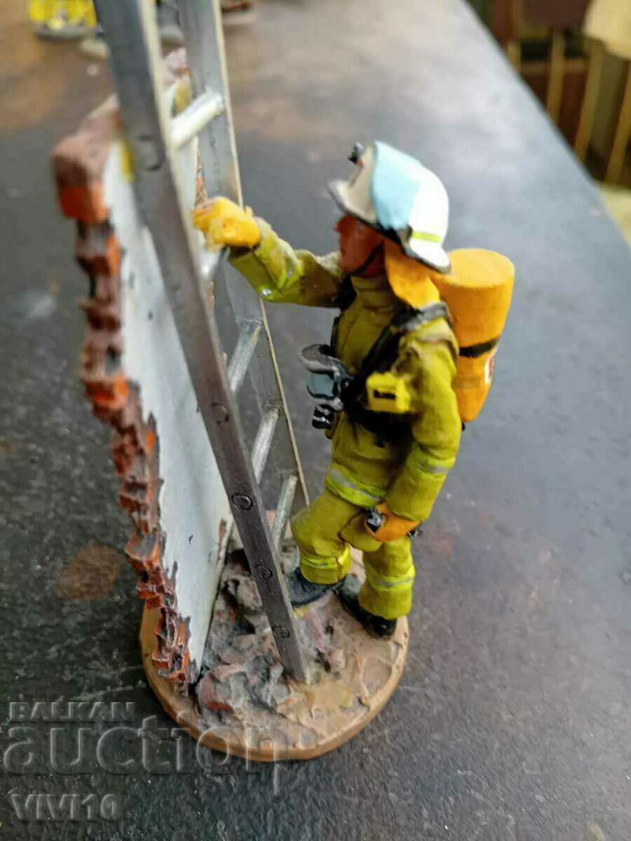 Auction Lead fireman del prado Auction Lead fireman del prado