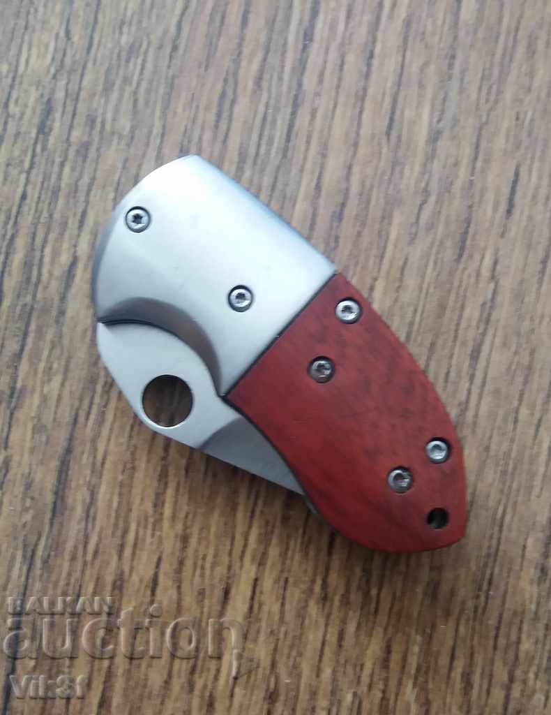 Folding knife / 4.5 x 11.5 cm / with price 11.00 BGN | € 5.62 Folding knife / 4.5 x 11.5 cm / with price 11.00 BGN | € 5.62