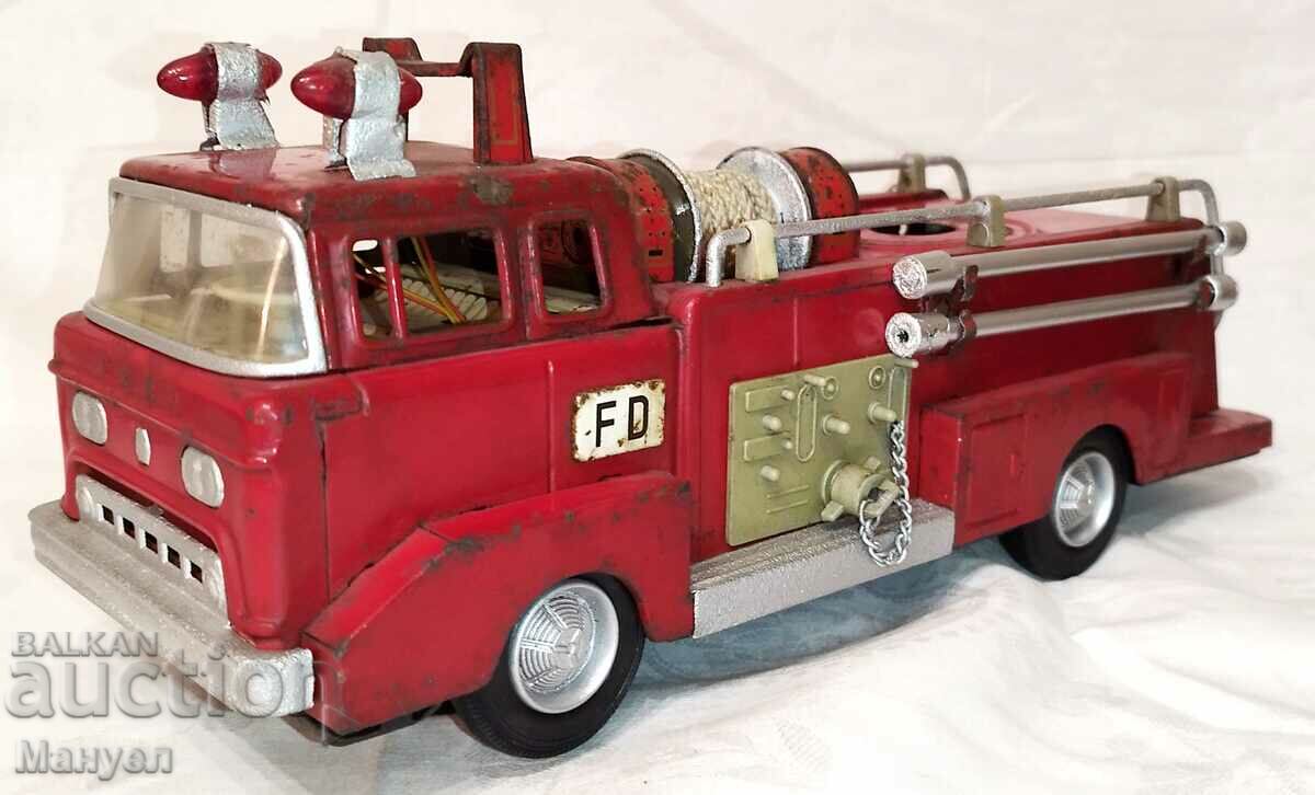 Стара ламаринена играчка - пожарна.