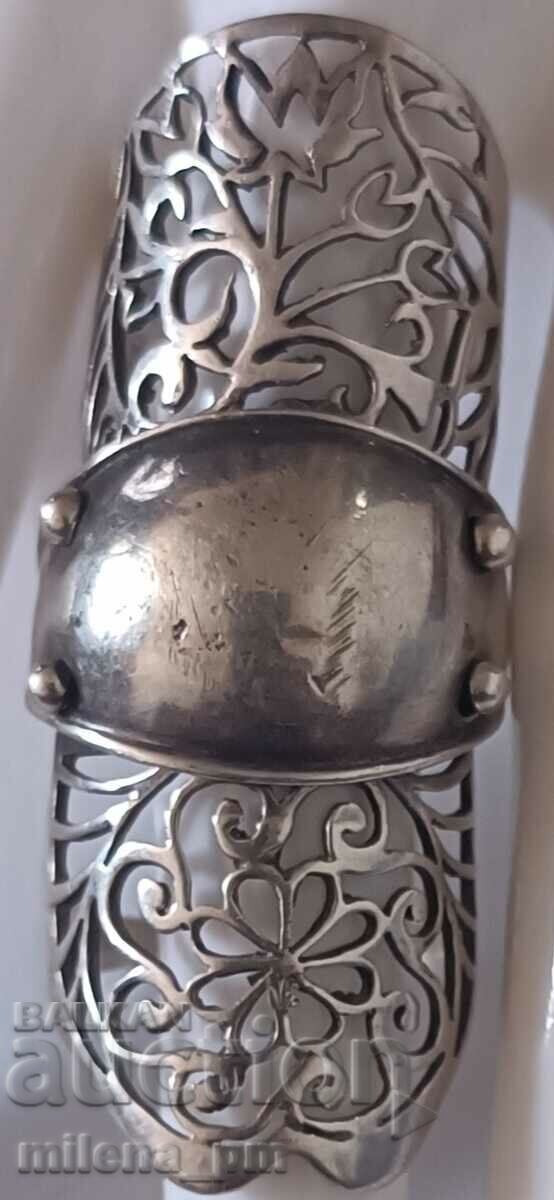 Un inel uriaș de argint