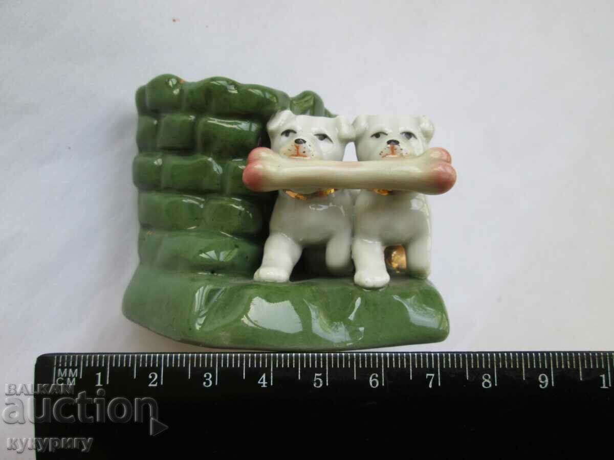 Old porcelain figure figurine and vase with two dogs with price 25.00 BGN | € 12.78 Old porcelain figure figurine and vase with two dogs with price 25.00 BGN | € 12.78