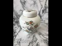 Porcelain pot with lid