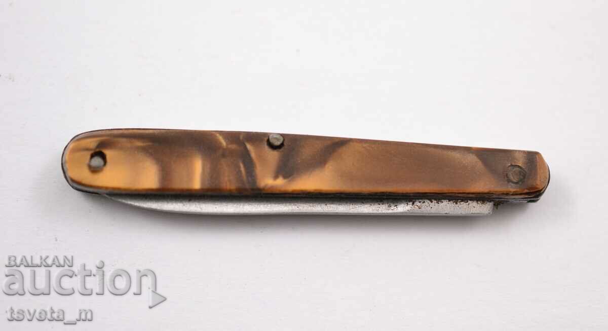 Un cuțit mic de buzunar