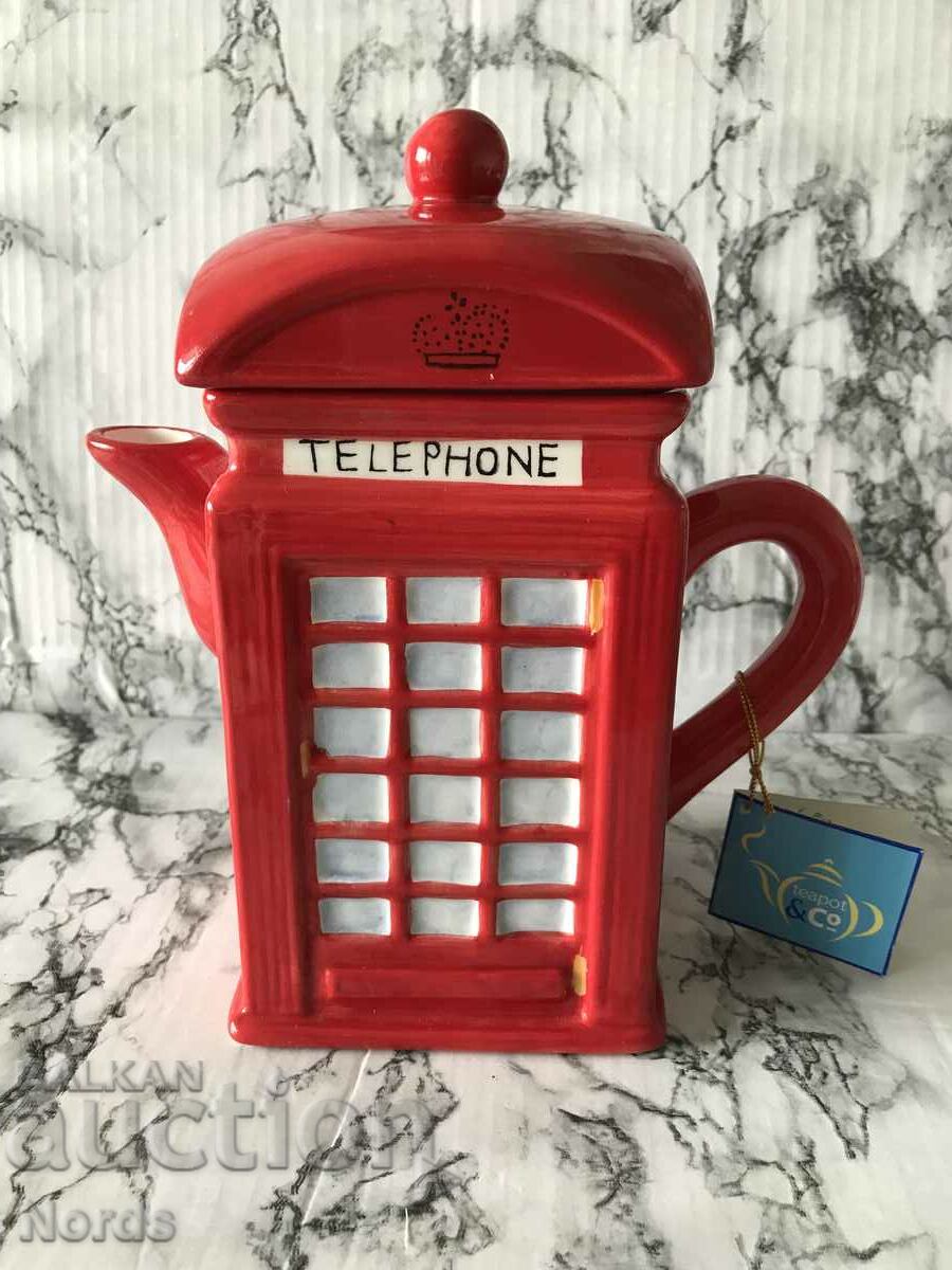 Cabină telefonică frumoasă la ceainic cu marcaje